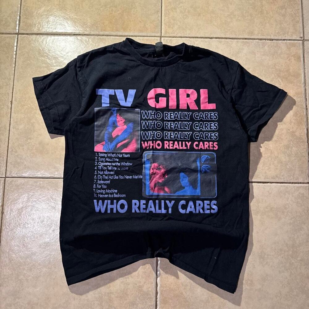 Gildan tv girl who really cares tee Size M